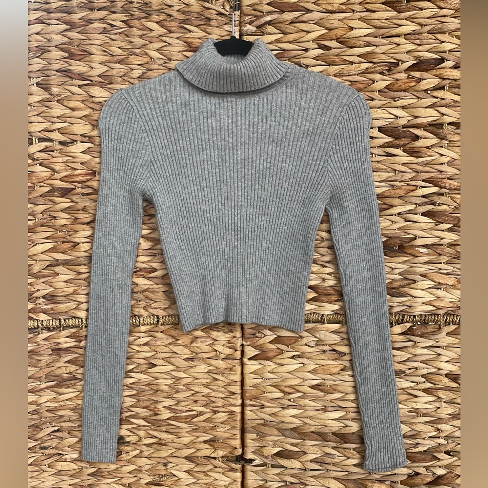 Turtle neck cropped sweater